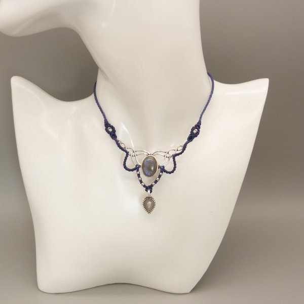 Midnight blue necklace in micro-macram&eacute; with a labradorite set