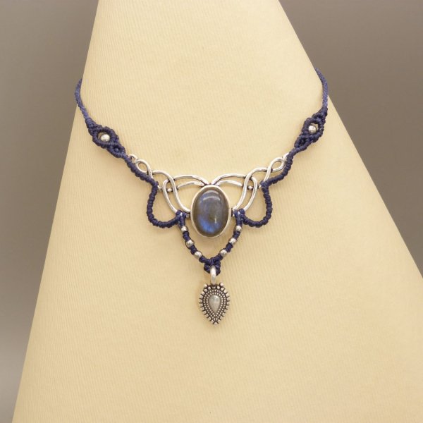 Midnight blue necklace in micro-macram&eacute; with a labradorite set