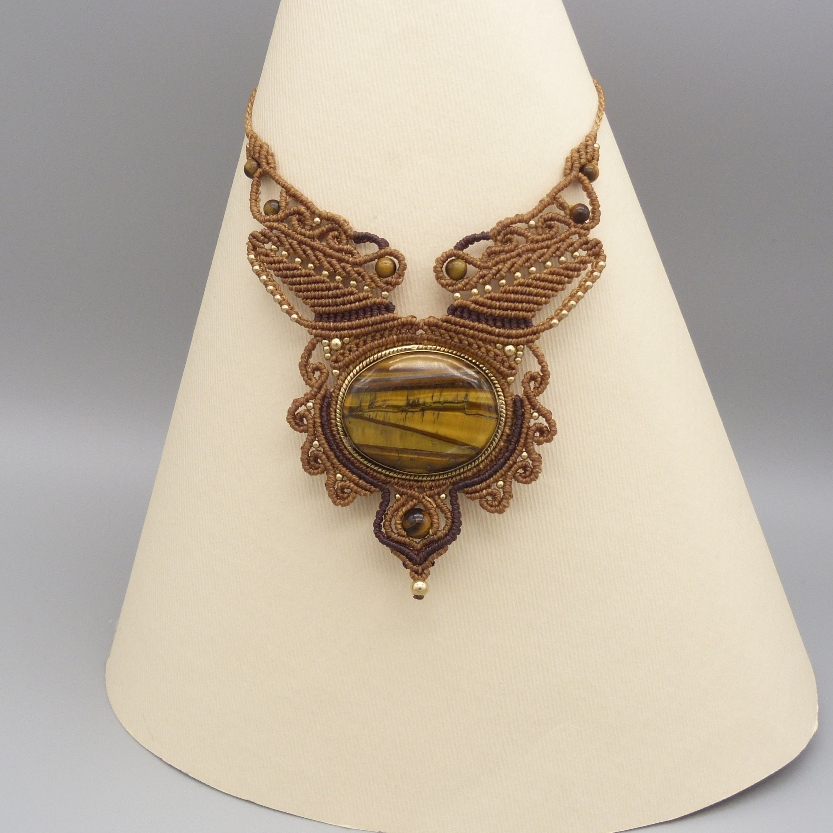 collier brun en micro-macram&eacute; avec oeil de tigre