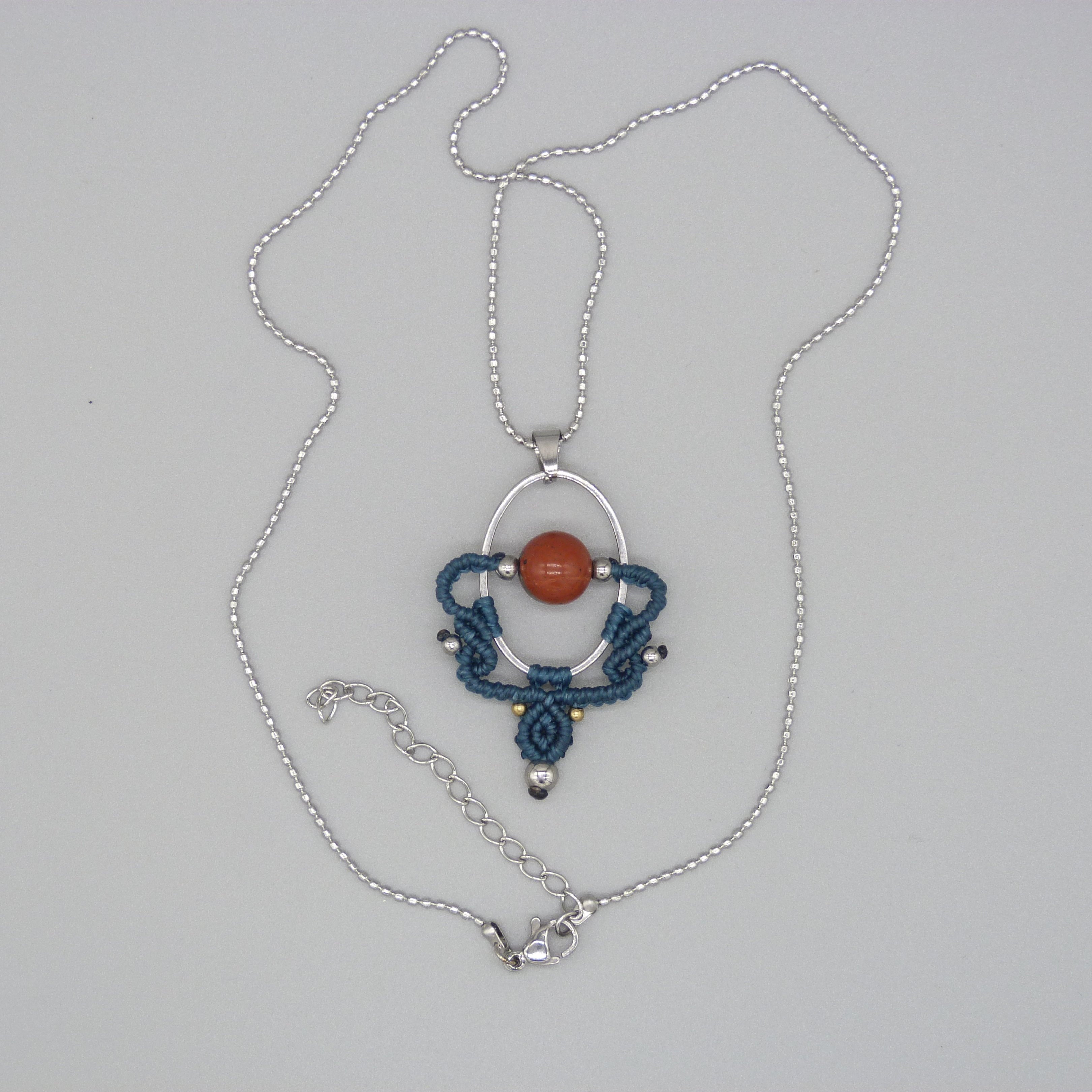 Collier couleur bleu canard en micro-macram&eacute;  avec une perle jaspe rouge