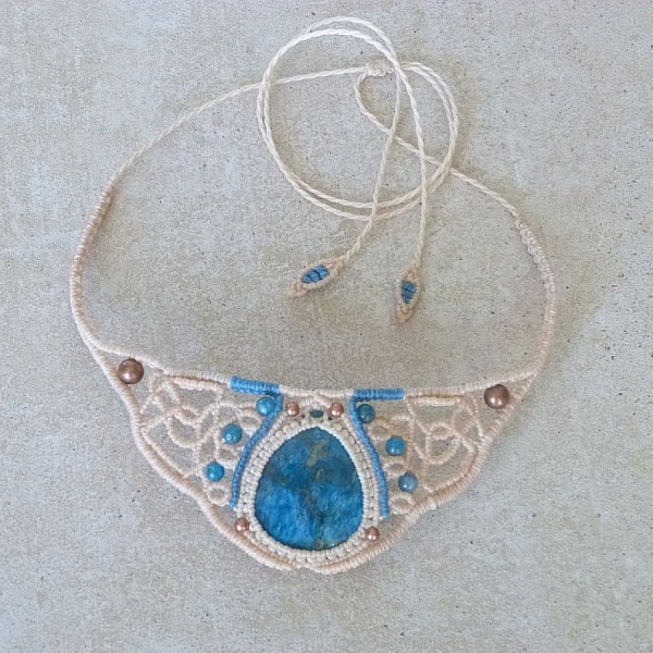 Sand color necklace in micro-macram&eacute; with natural apatite stone medallion