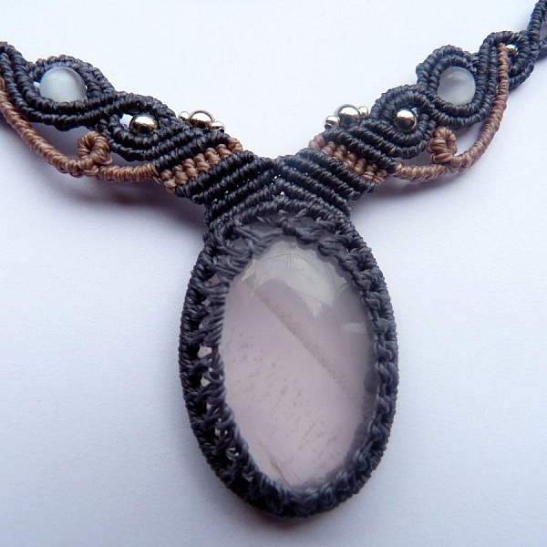 Blue/grey micro-macram&eacute; necklace with a rose quartz 