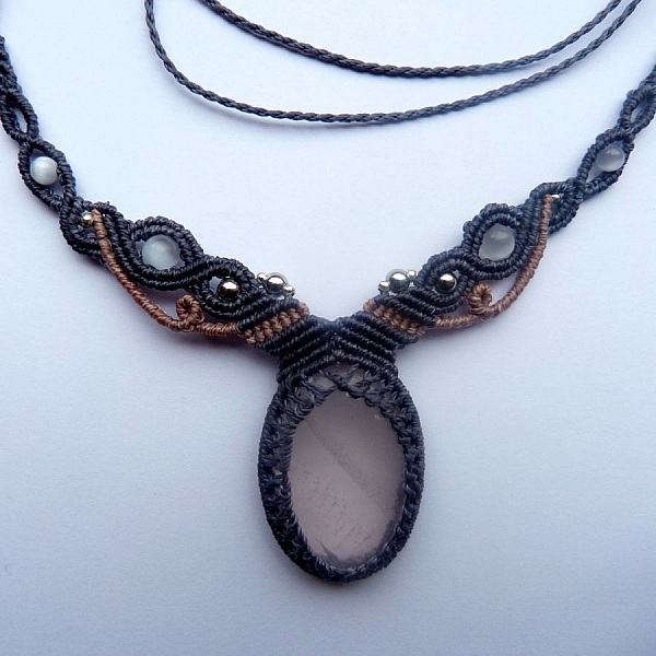 Blue/grey micro-macram&eacute; necklace with a rose quartz 