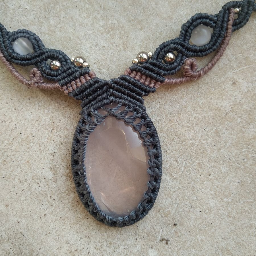 Blue/grey micro-macramé necklace with a rose quartz 