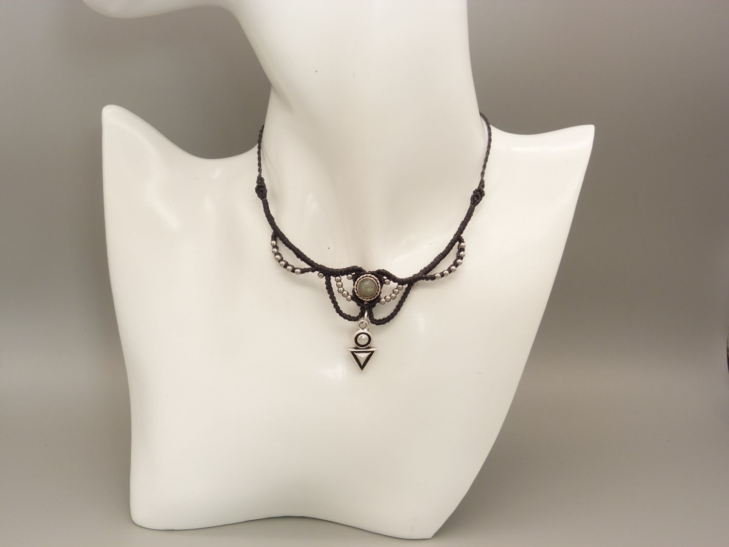 Charcoal grey micro-macramé necklace with a labradorite set