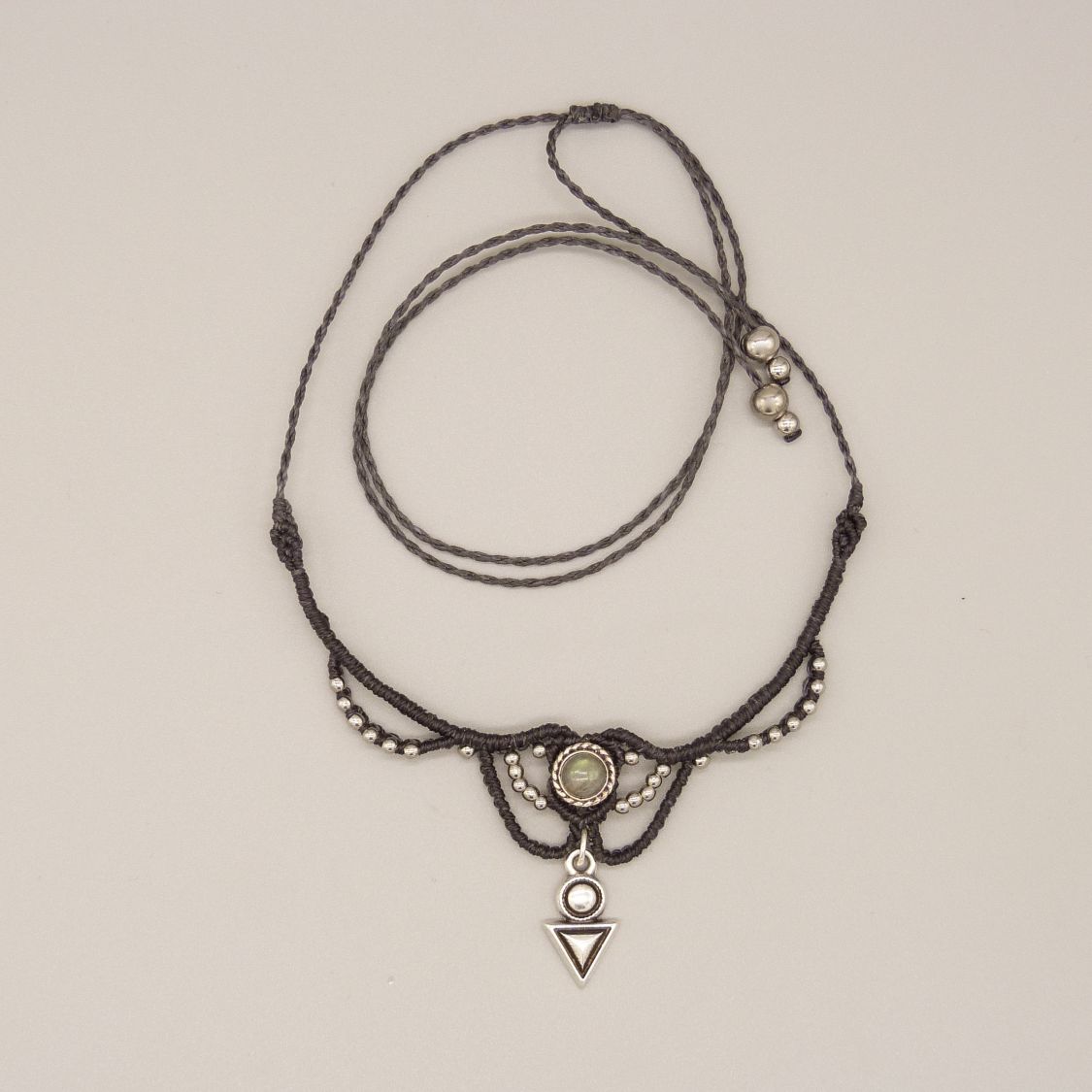 Charcoal grey micro-macramé necklace with a labradorite set