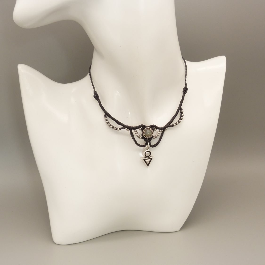 Charcoal grey micro-macramé necklace with a labradorite set