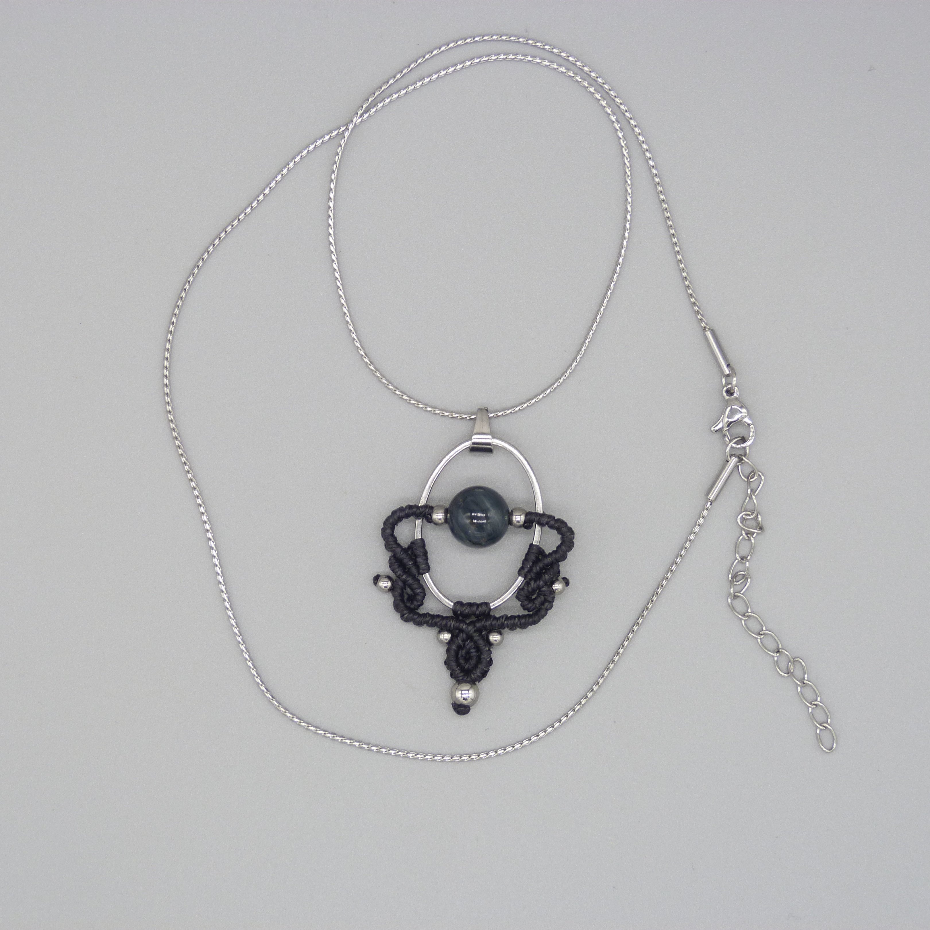 Collier gris cendr&eacute; en micro-macram&eacute;  avec une perle oeil de faucon