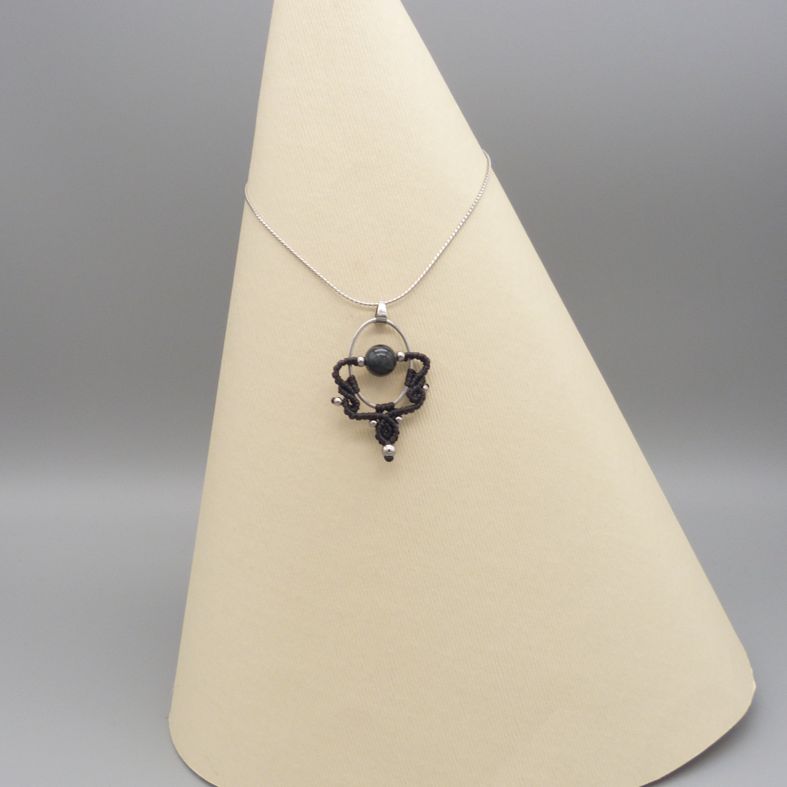 Collier gris cendr&eacute; en micro-macram&eacute;  avec une perle oeil de faucon