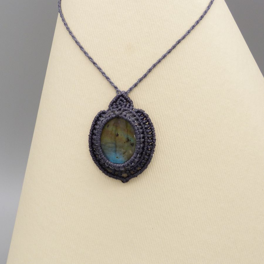 Dark grey micro-macramé necklace with a beautiful labradorite