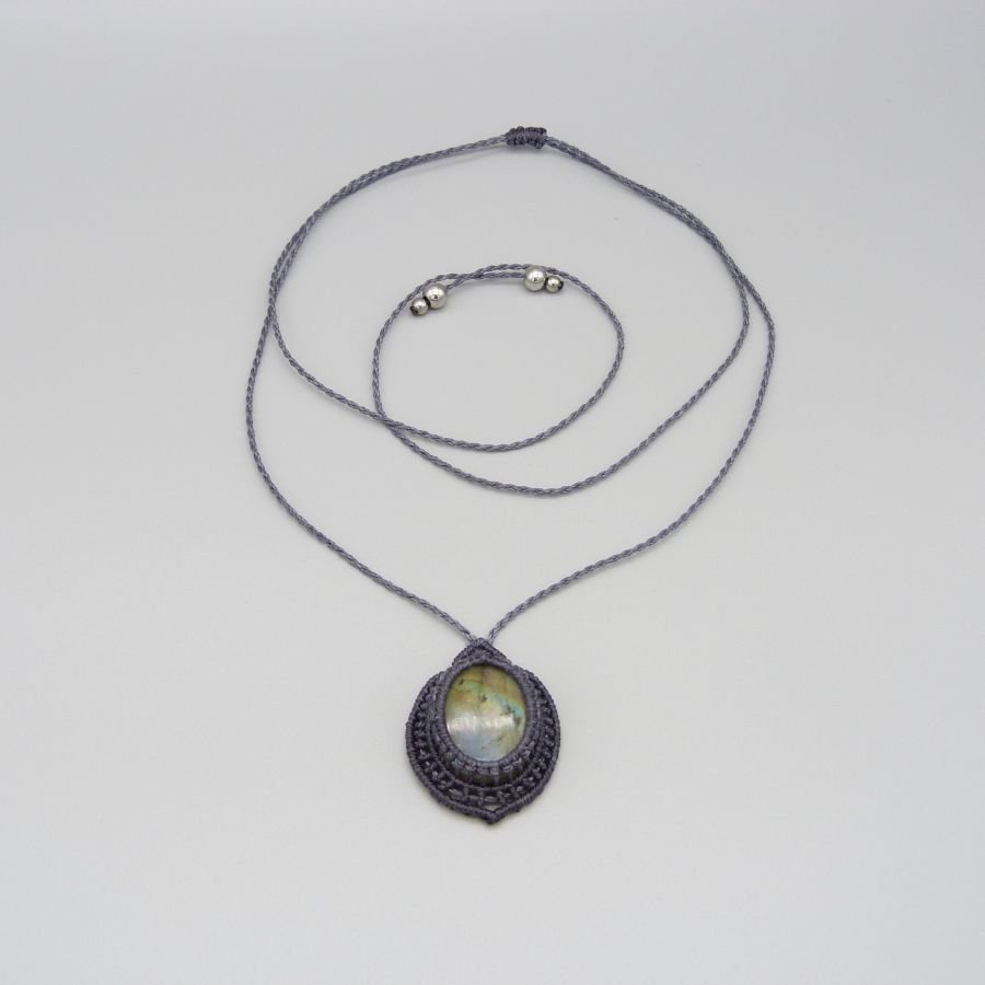 Dark grey micro-macramé necklace with a beautiful labradorite