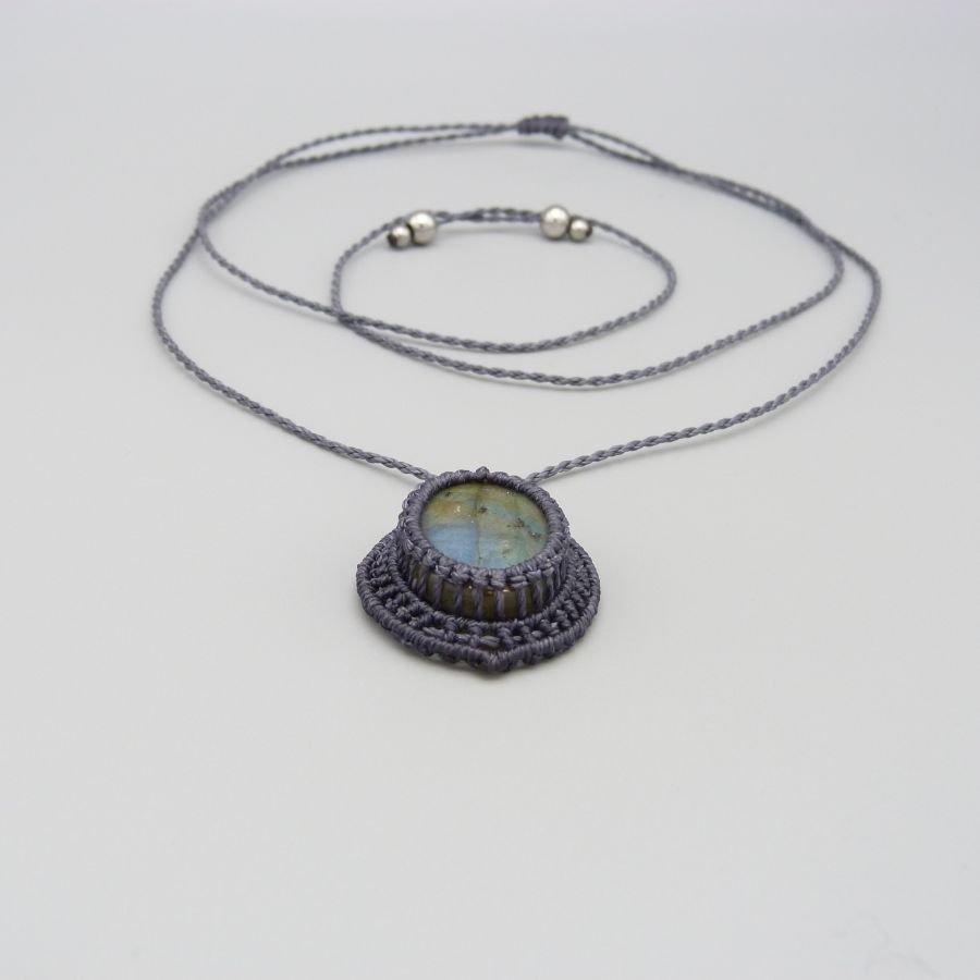 Dark grey micro-macramé necklace with a beautiful labradorite