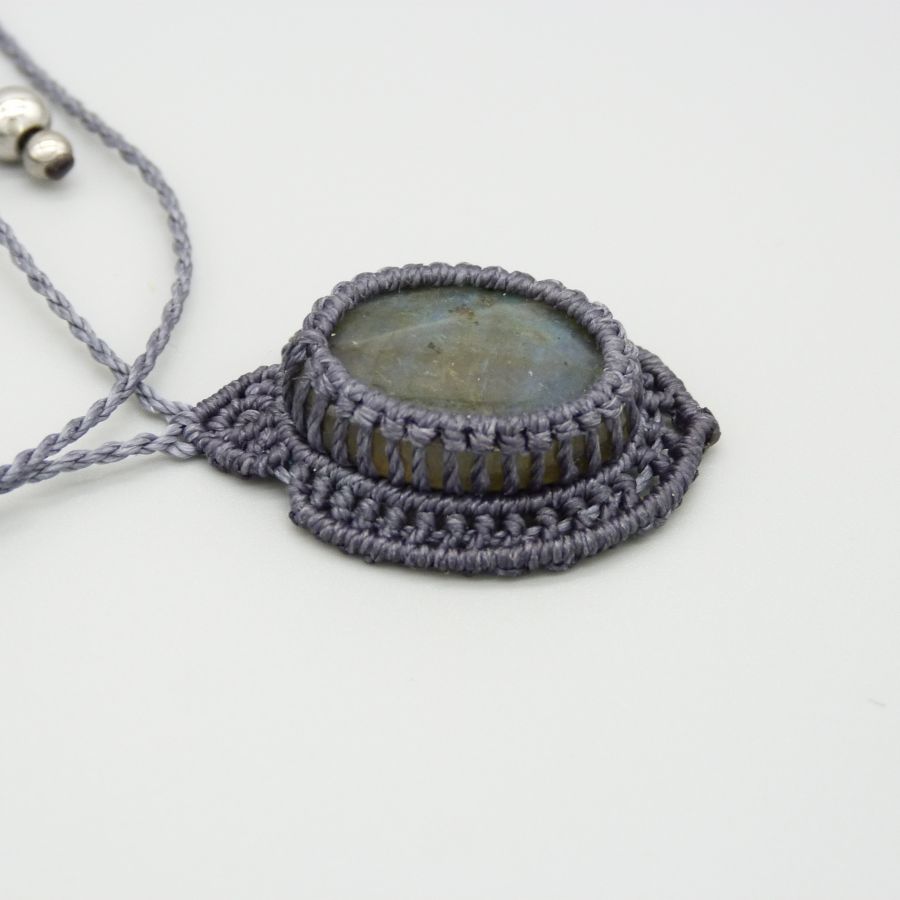 Dark grey micro-macramé necklace with a beautiful labradorite