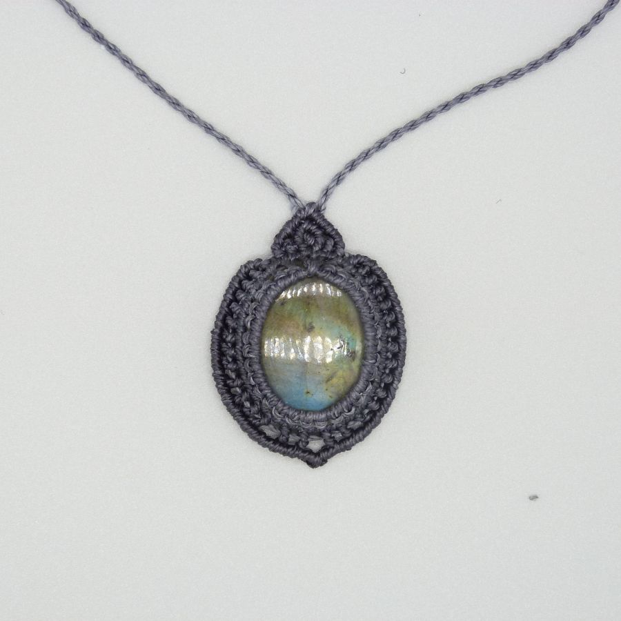 Dark grey micro-macramé necklace with a beautiful labradorite