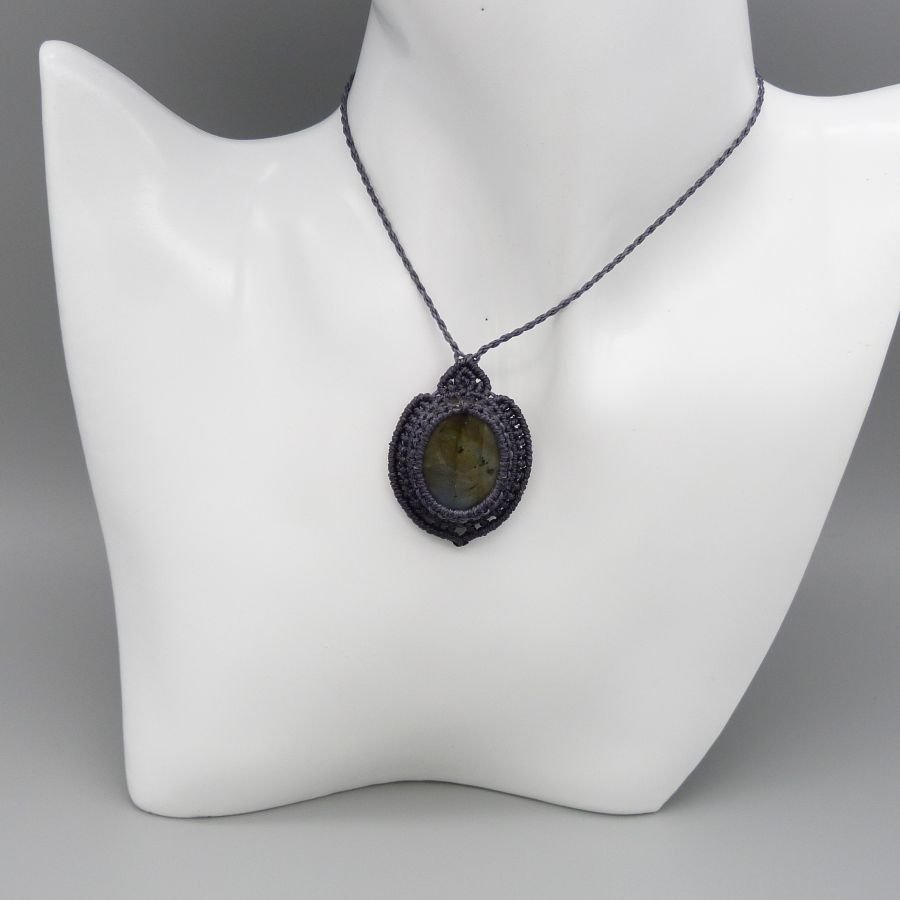 Dark grey micro-macramé necklace with a beautiful labradorite