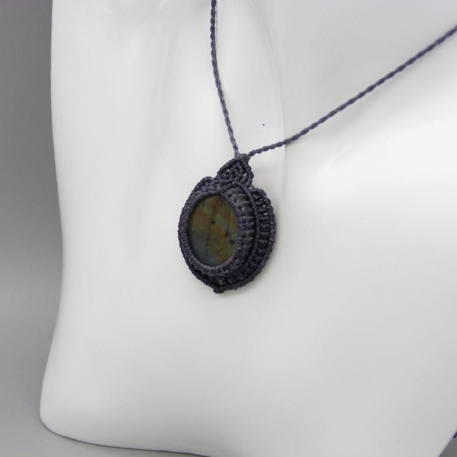 Dark grey micro-macramé necklace with a beautiful labradorite