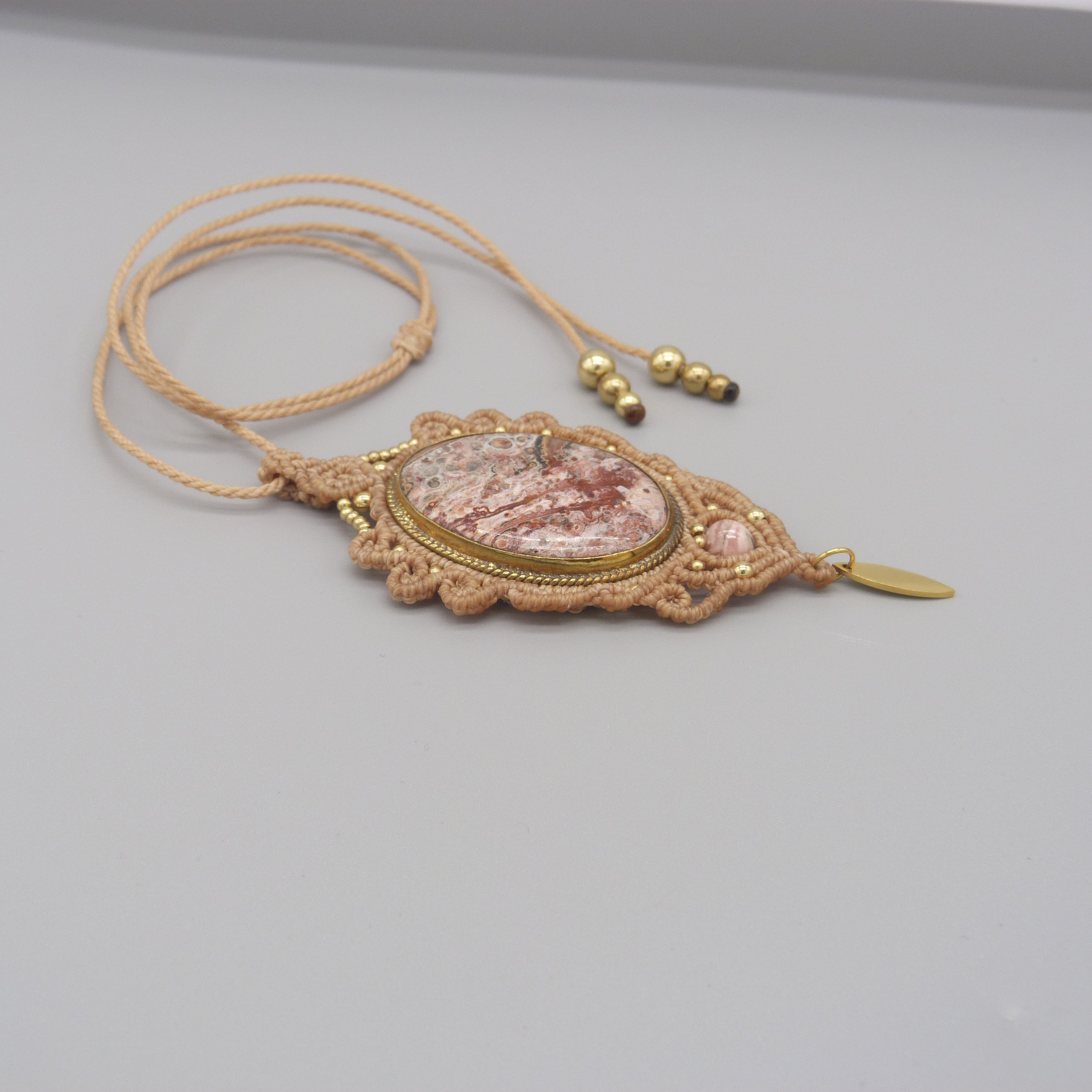 Light grey micro-macramé necklace with a natural stone, the dendrite