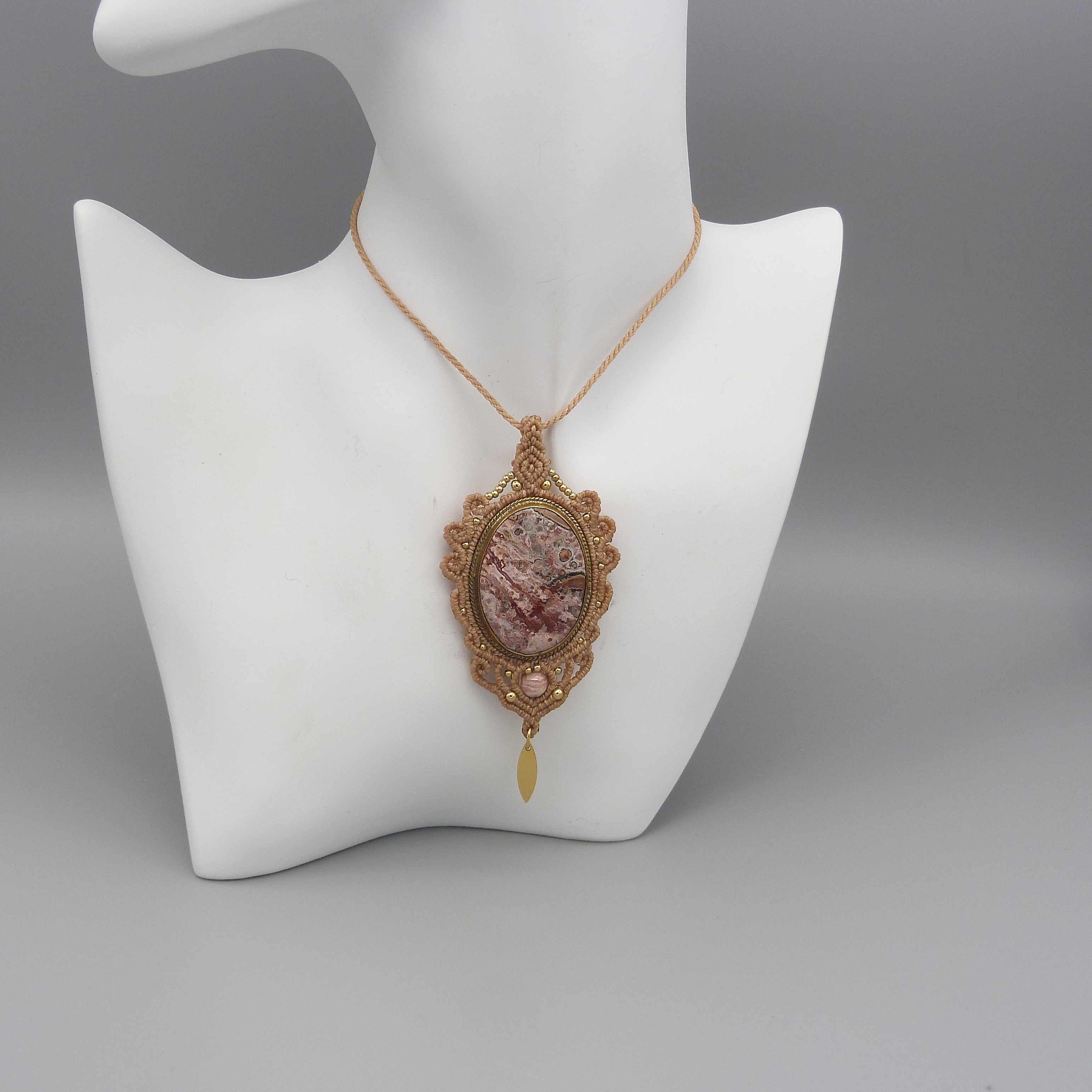 Light grey micro-macramé necklace with a natural stone, the dendrite