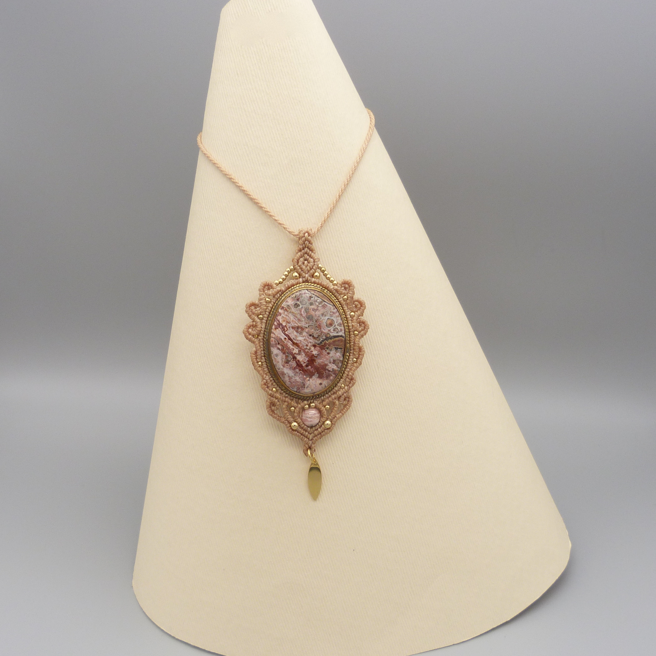 Light grey micro-macramé necklace with a natural stone, the dendrite