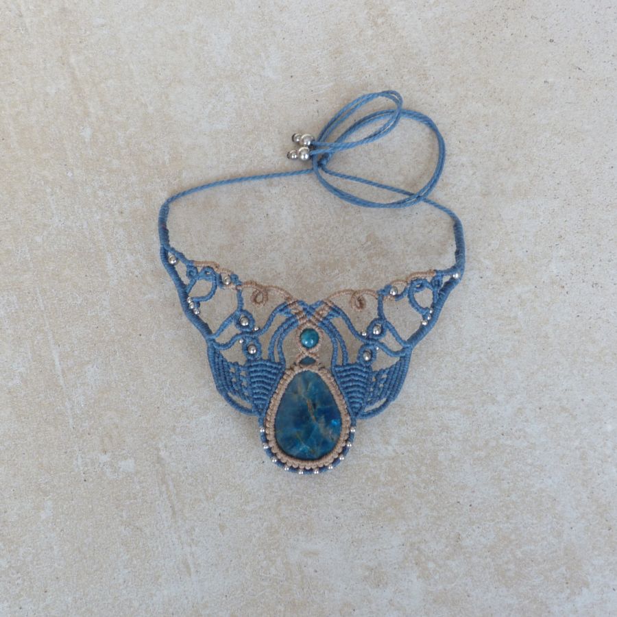 necklace in micro-macramé blue duck beige with an apatite