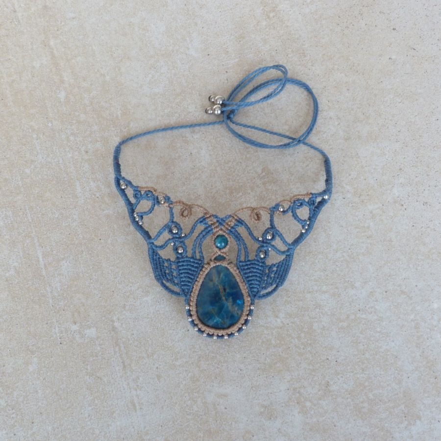 necklace in micro-macramé blue duck beige with an apatite