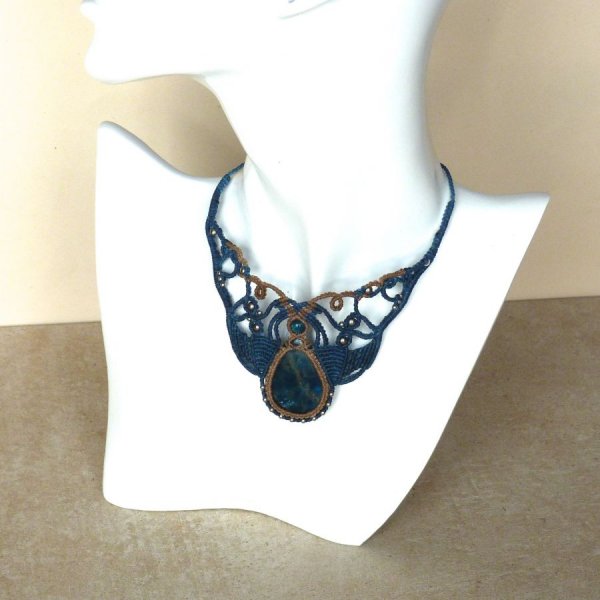necklace in micro-macram&eacute; blue duck beige with an apatite