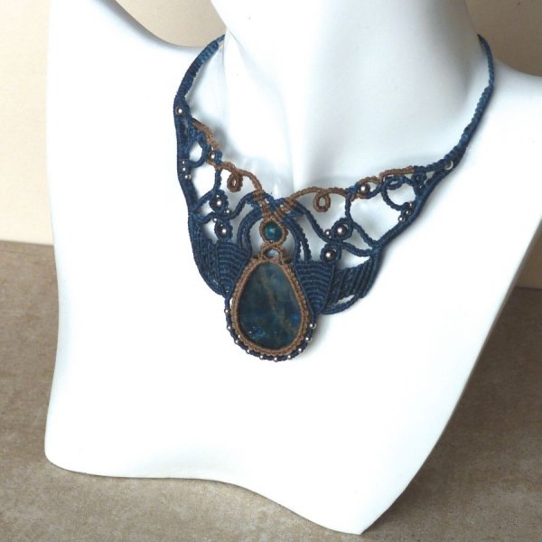 necklace in micro-macram&eacute; blue duck beige with an apatite