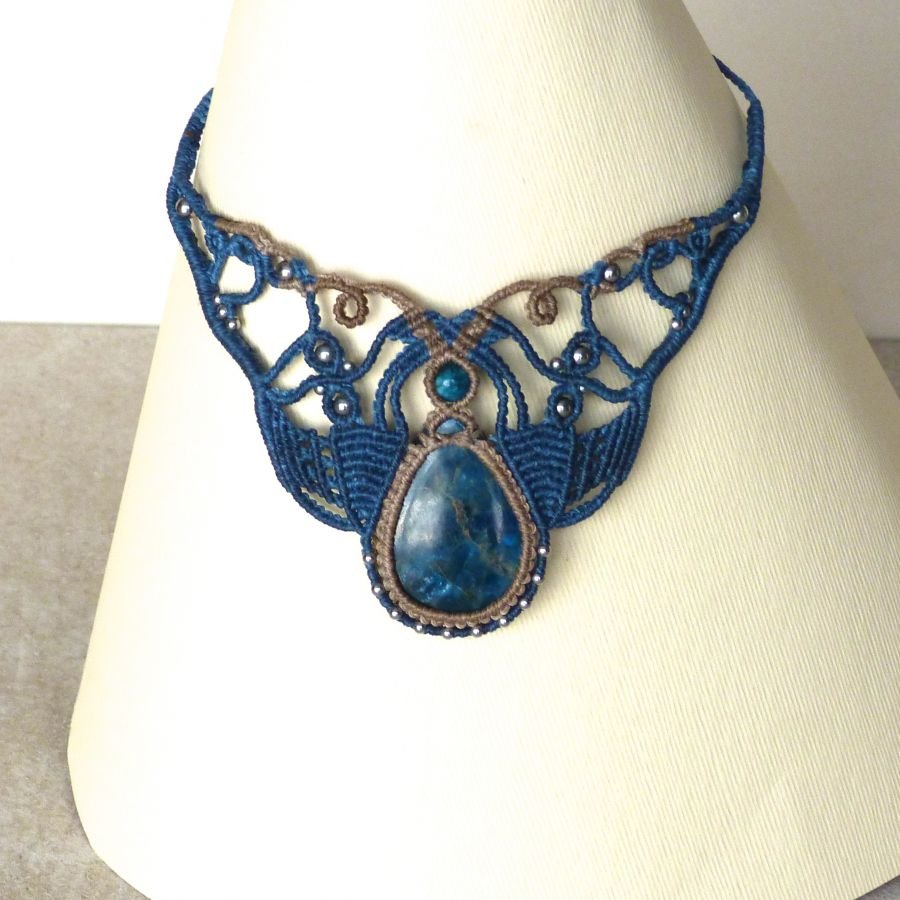 necklace in micro-macramé blue duck beige with an apatite