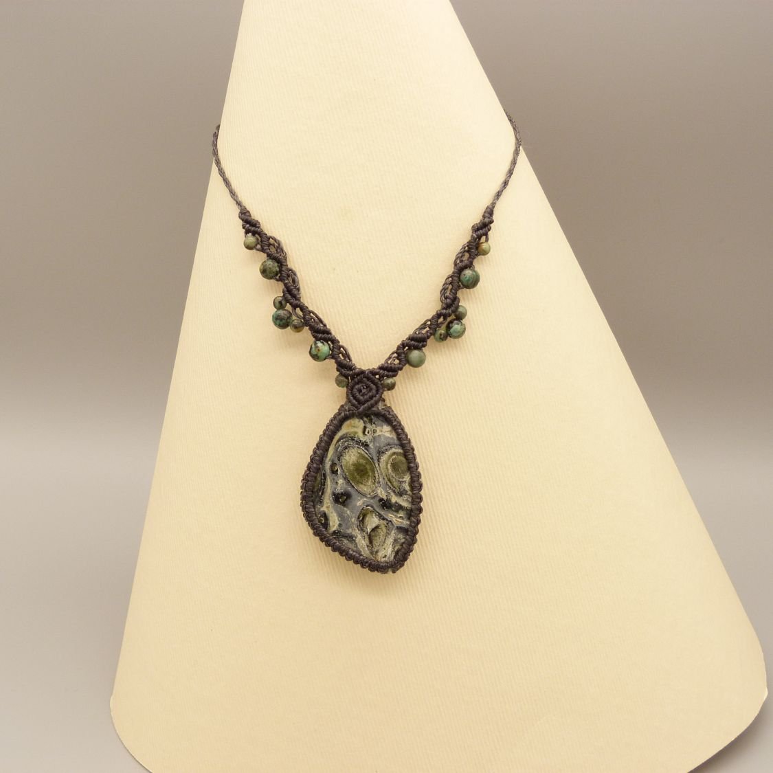 Dark grey micro-macramé necklace with a kambaba jasper