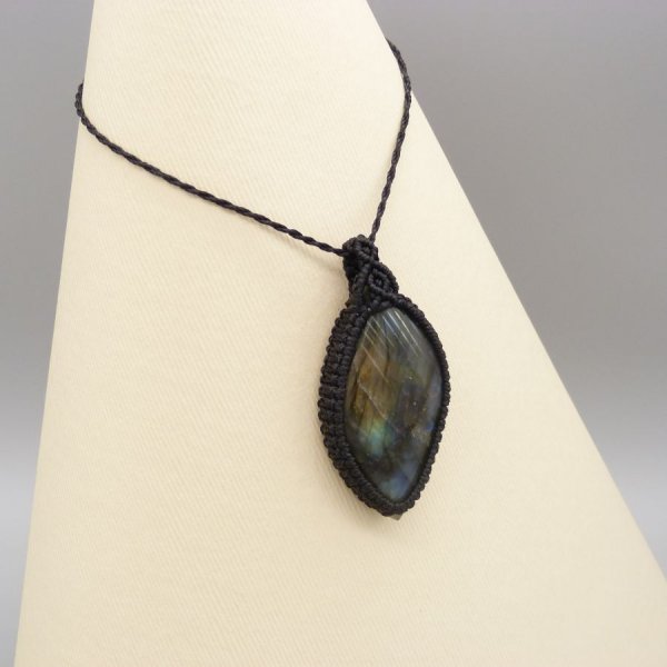Black micro-macram&eacute; necklace with a labradorite 