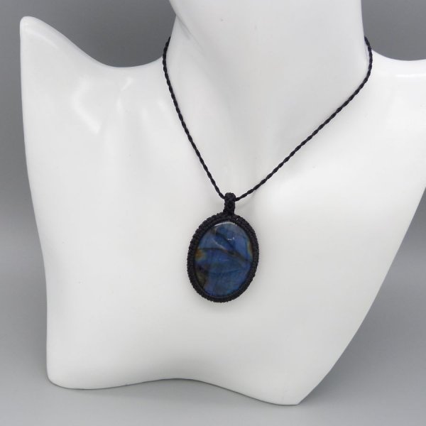 Collier  micro-macram&eacute; noir avec une  labradorite 