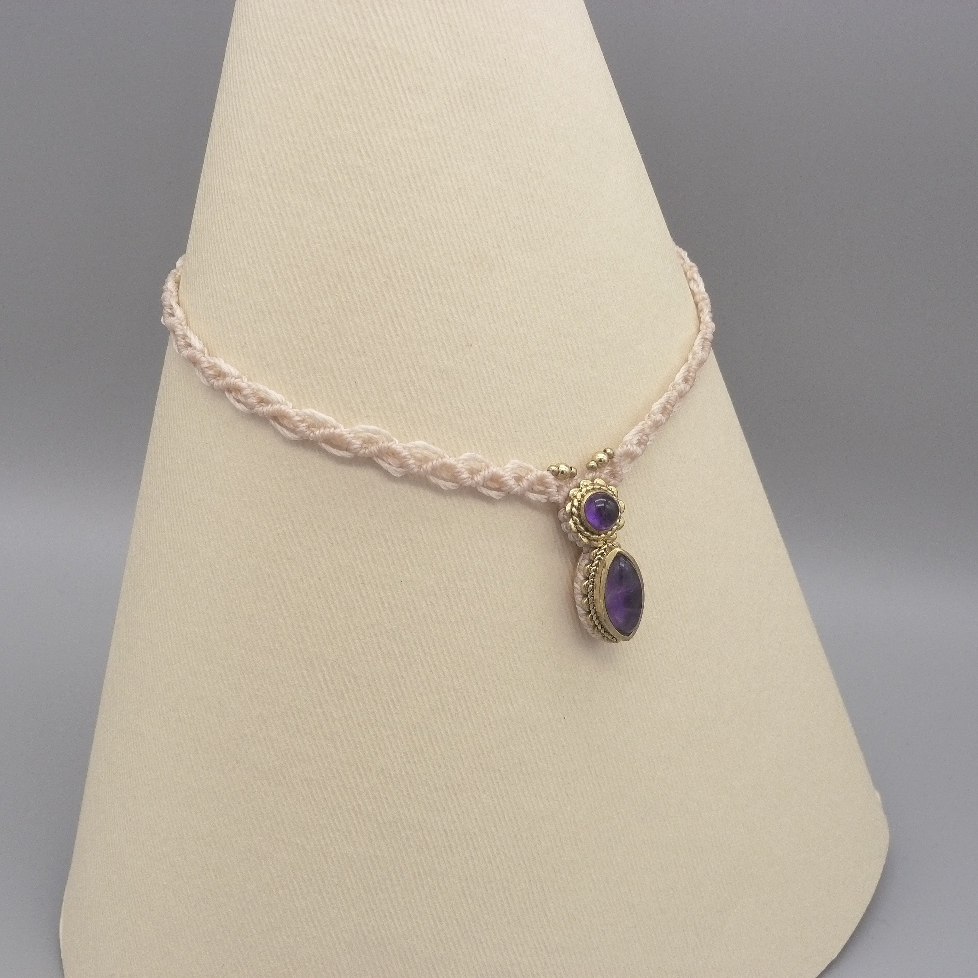 Collier en micro-macram&eacute; ras-du-cou avec des am&eacute;thystes serties 