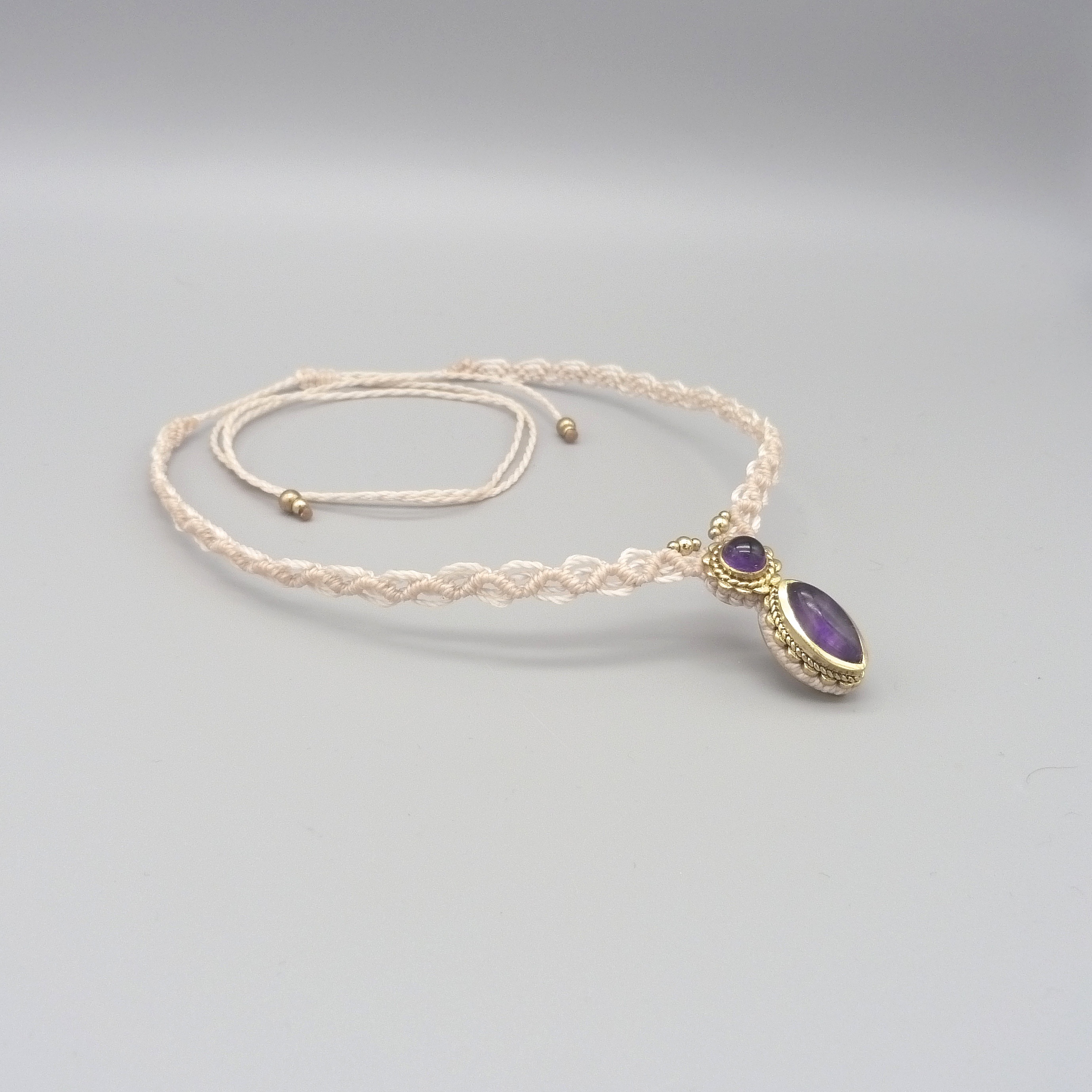 Collier en micro-macram&eacute; ras-du-cou avec des am&eacute;thystes serties 