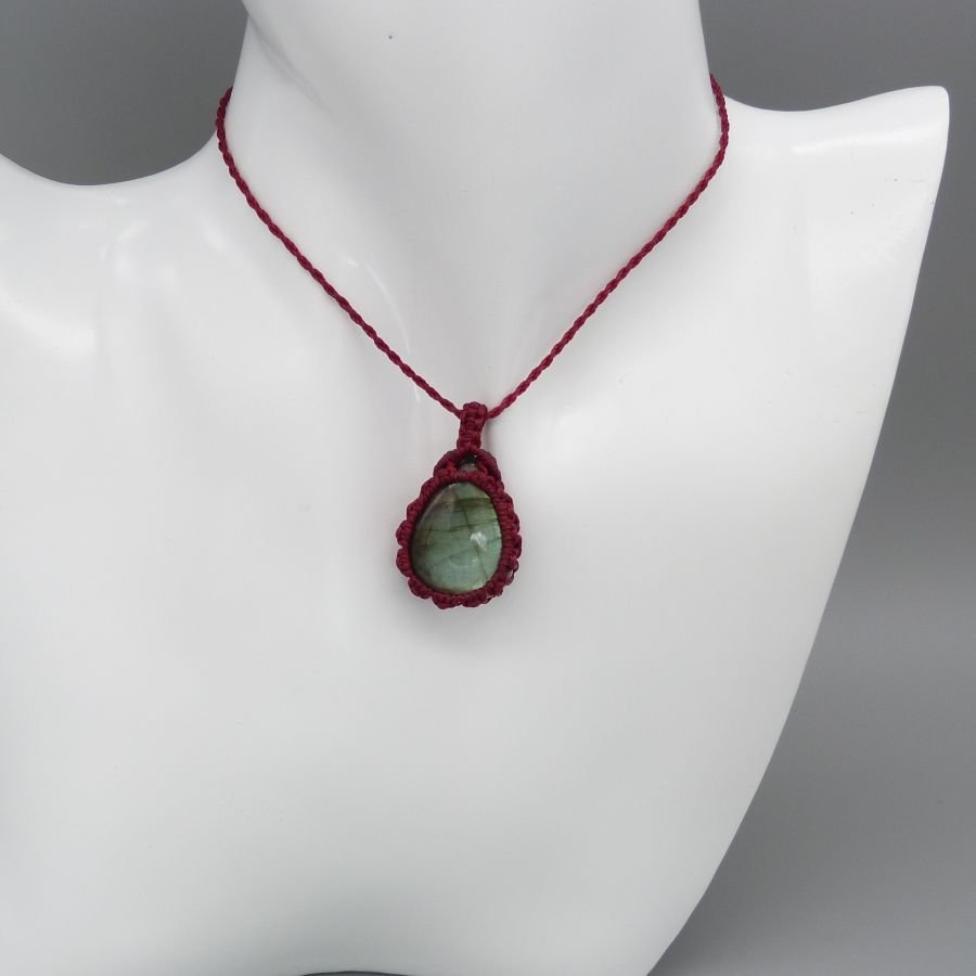 Collier en micro-macramé rouge avec une labradorite