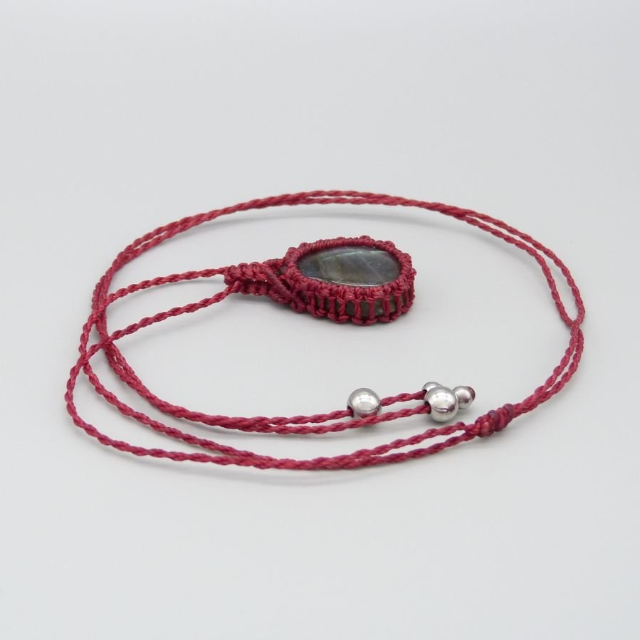 Collier en micro-macramé rouge avec une labradorite