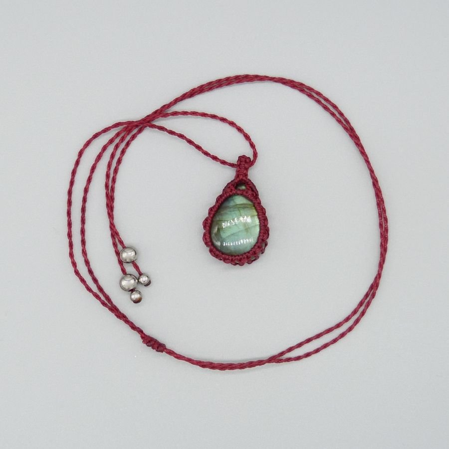 Collier en micro-macramé rouge avec une labradorite