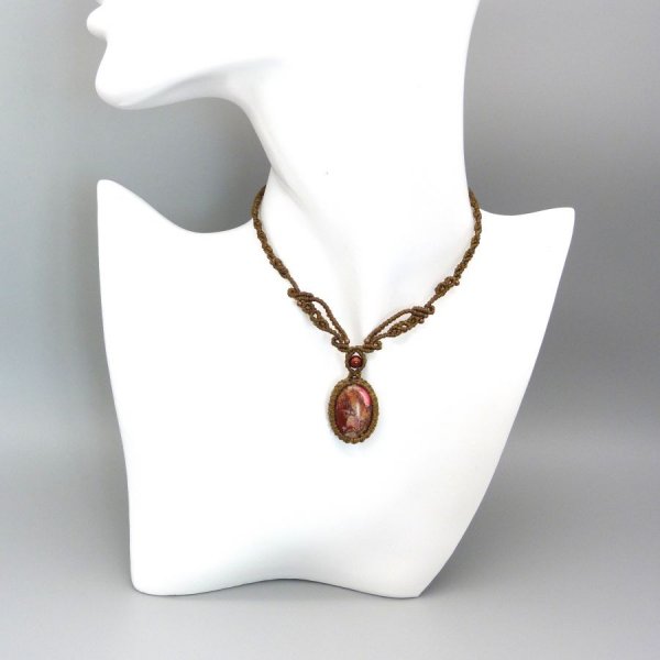 Collier en micro-macram&eacute; vert kaki avec un cabochon jaspe imp&eacute;rial