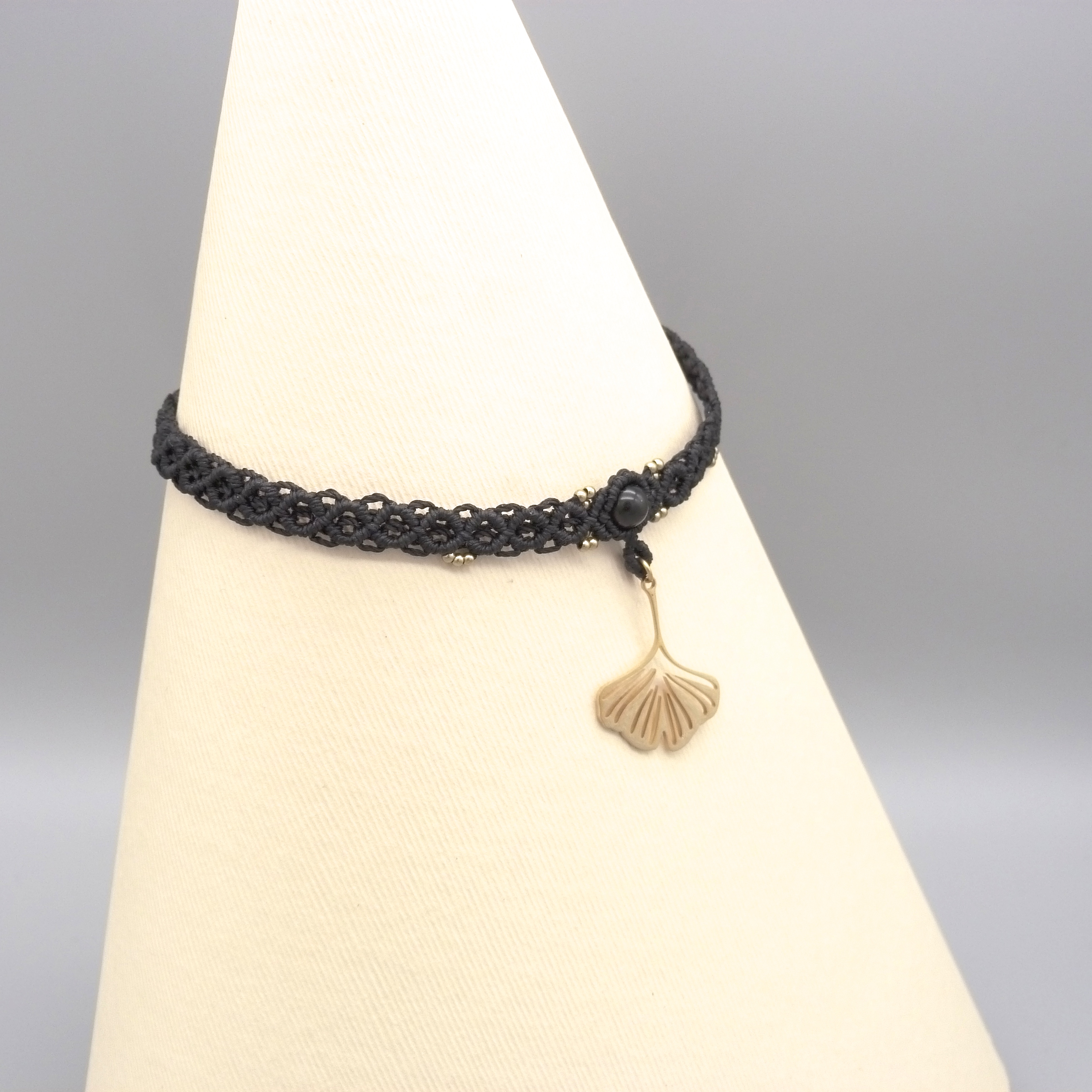 Collier noir en micro-macramé ras-du-cou avec une feuille de ginkgo biloba 