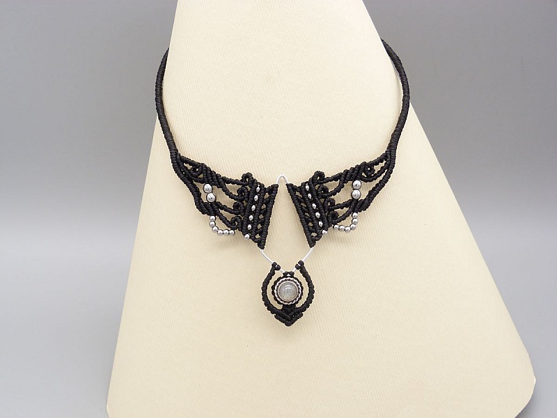Black micro-macram&eacute; necklace with a labradorite set