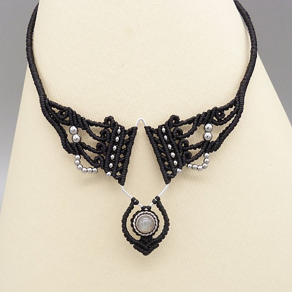 Black micro-macram&eacute; necklace with a labradorite set