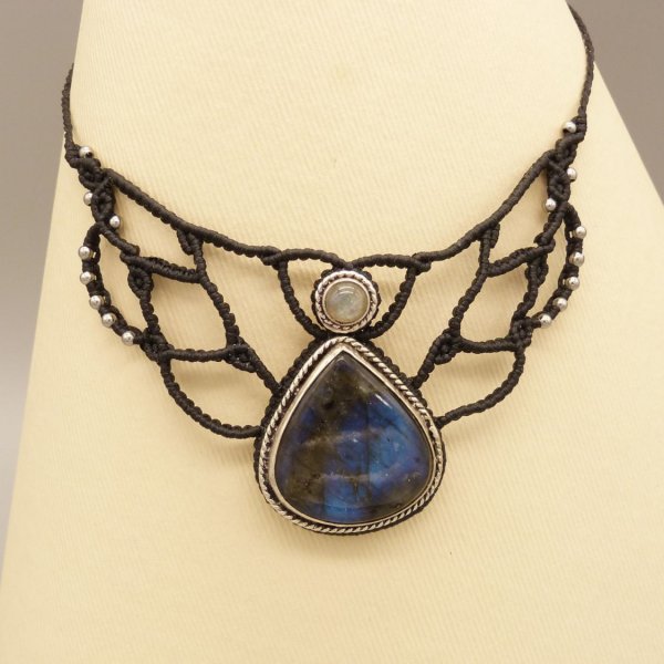Black micro-macram&eacute; necklace with a labradorite set