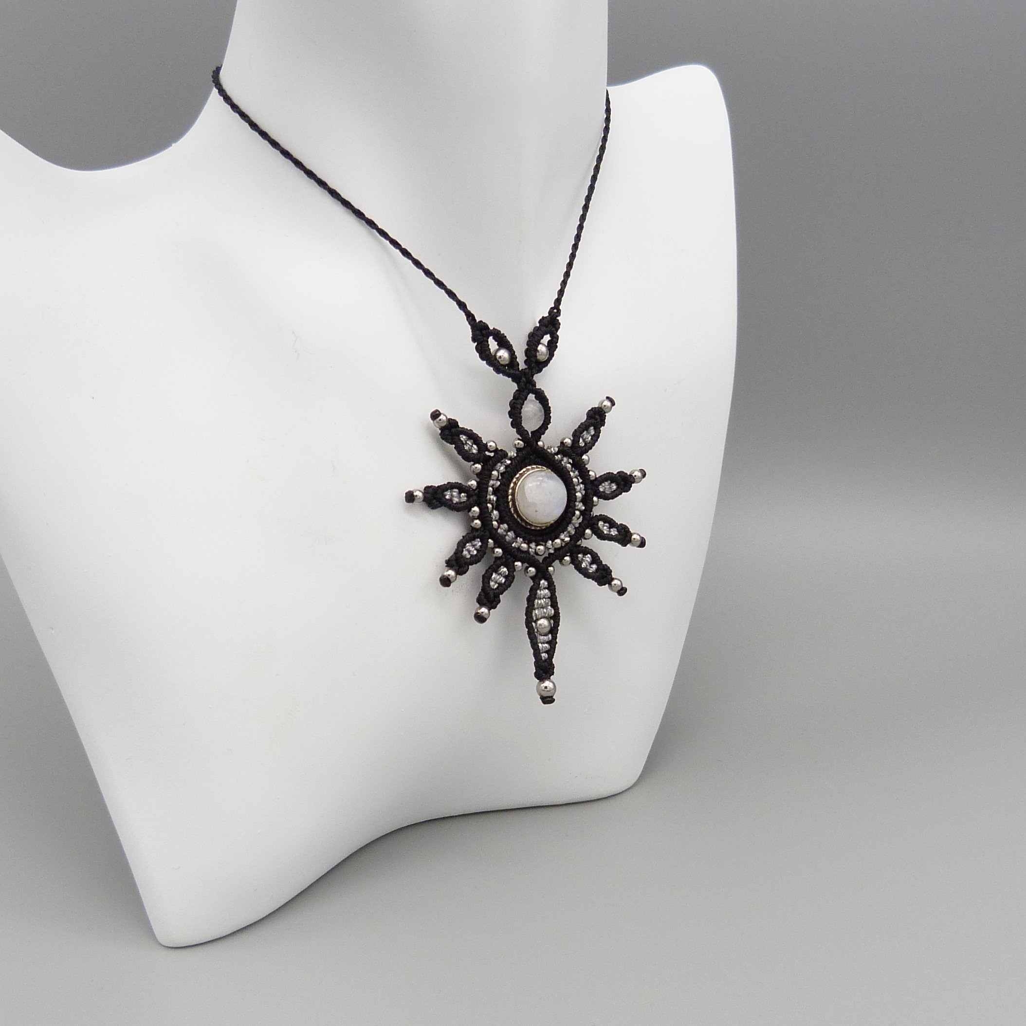 collier noir en micro-macram&eacute; avec une pierre de lune sertie