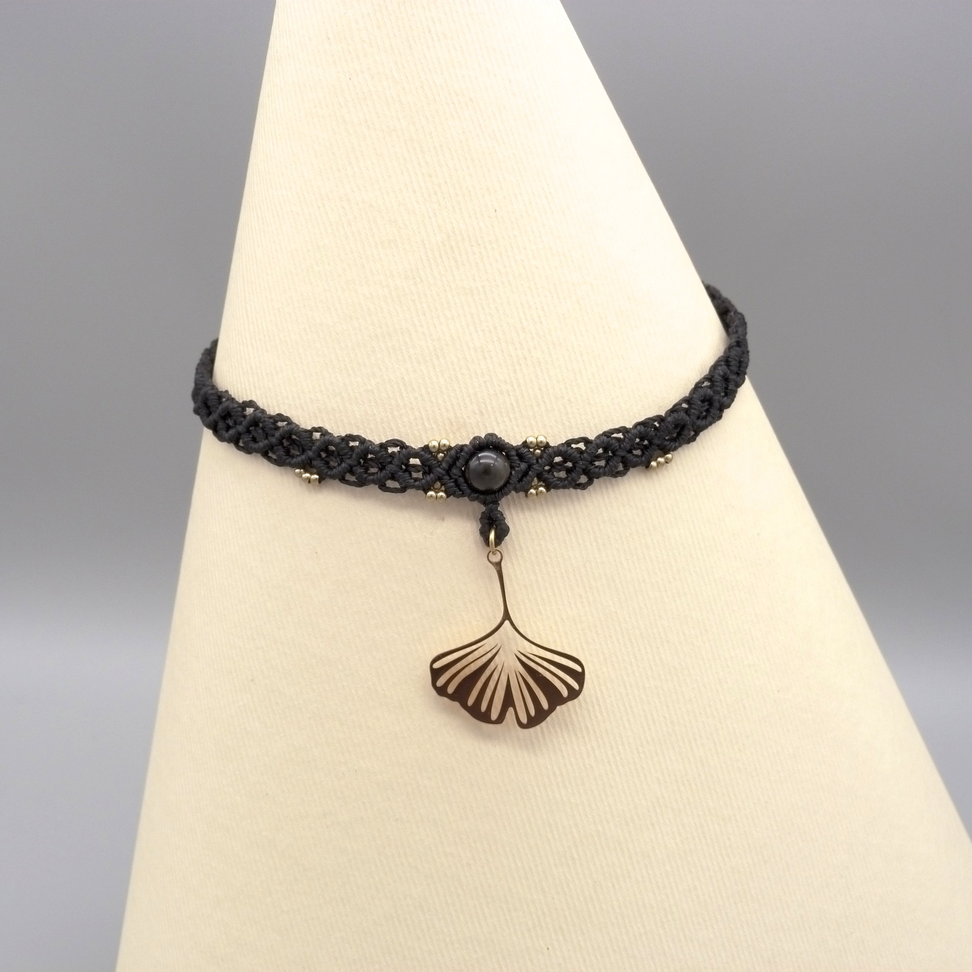 Collier noir en micro-macramé ras-du-cou avec une feuille de ginkgo biloba 