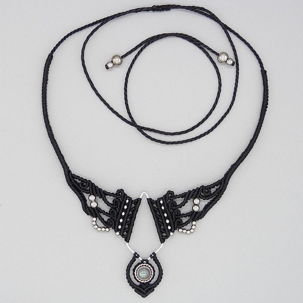 Black micro-macram&eacute; necklace with a labradorite set