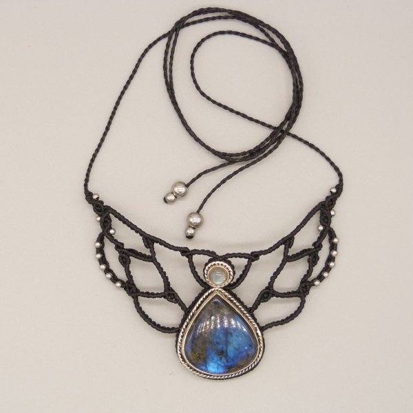 Black micro-macram&eacute; necklace with a labradorite set