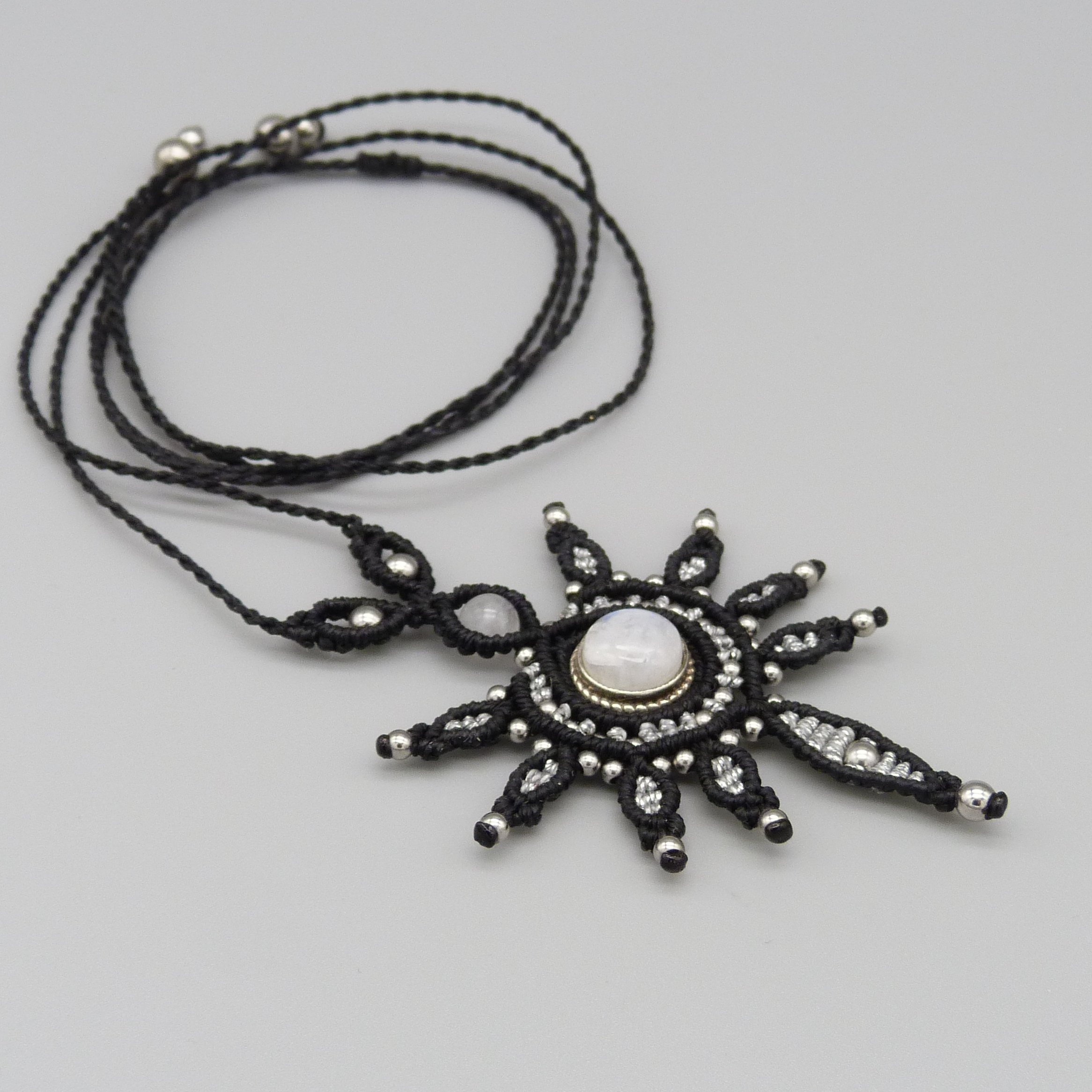 collier noir en micro-macram&eacute; avec une pierre de lune sertie