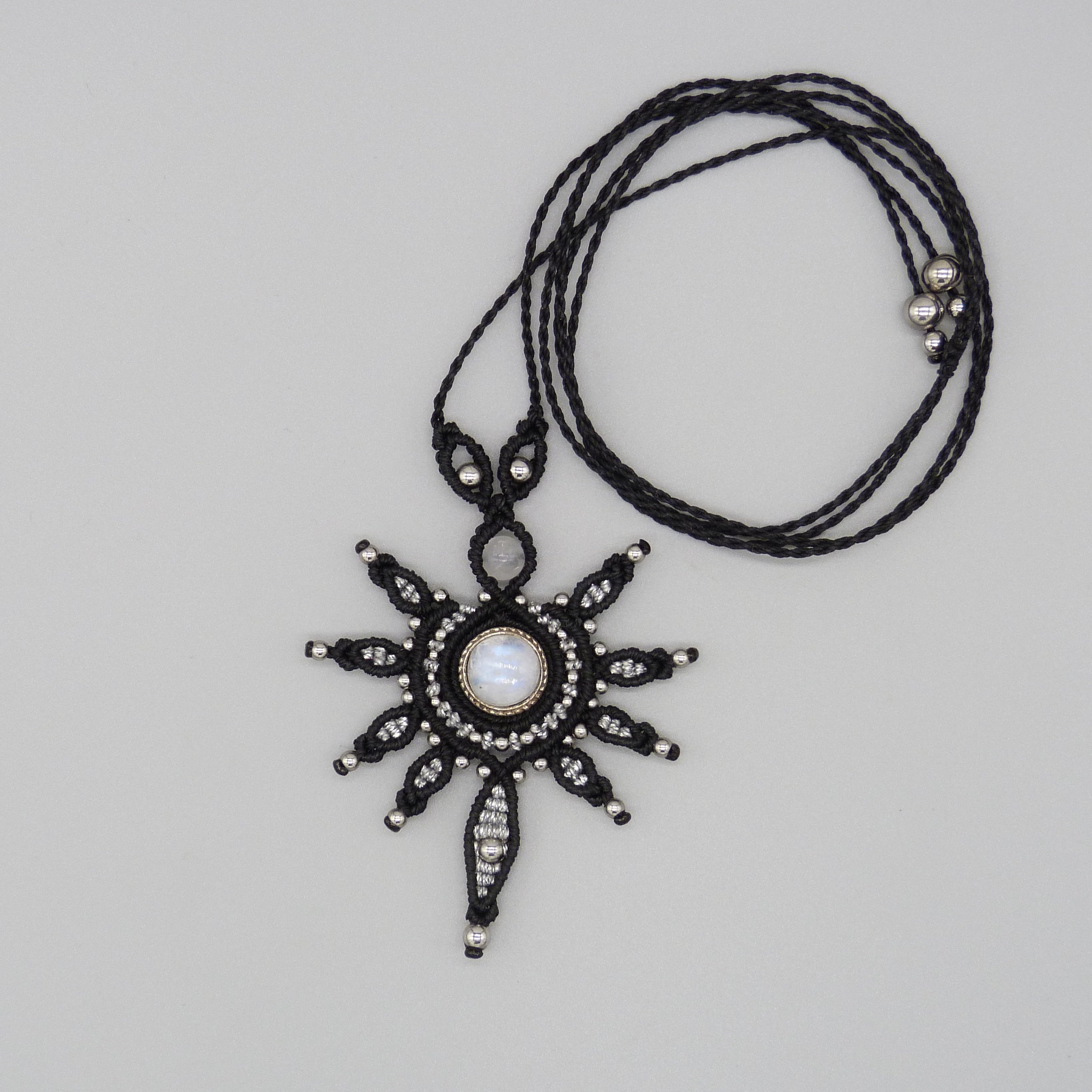 collier noir en micro-macram&eacute; avec une pierre de lune sertie