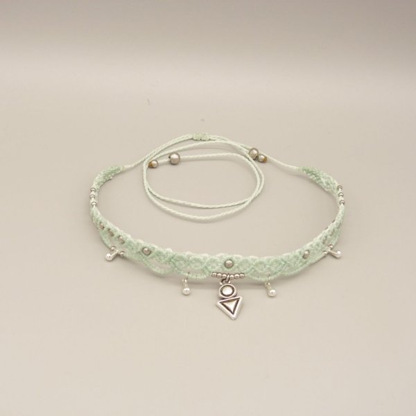 Necklace in green micro-macram&eacute; with water mint