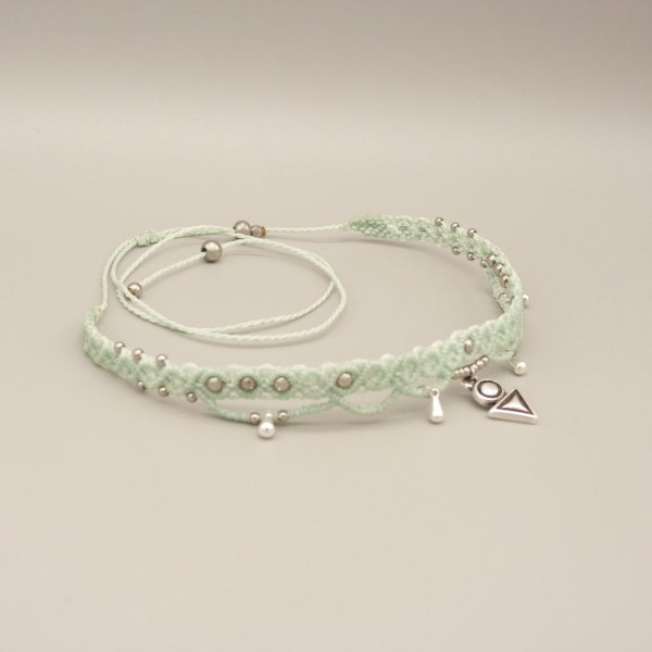 Necklace in green micro-macram&eacute; with water mint