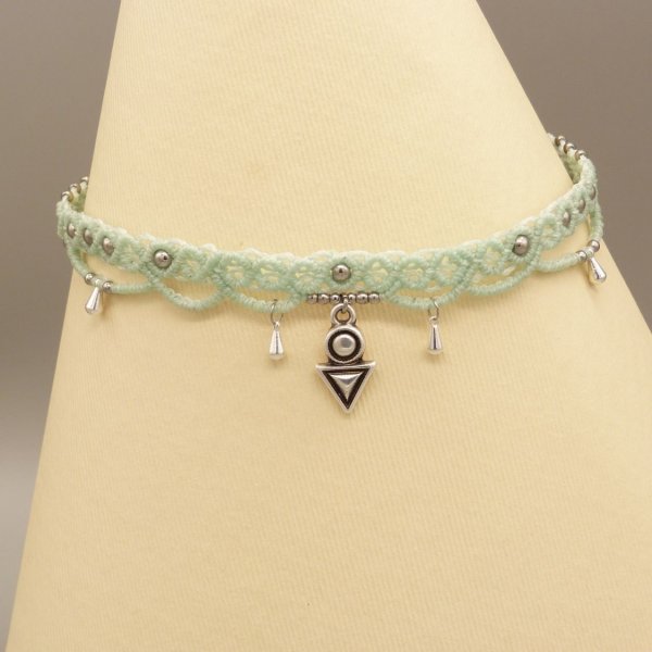 Necklace in green micro-macram&eacute; with water mint